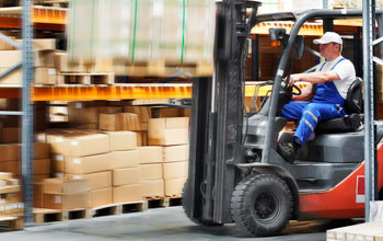 colaborador em empilhador/forklift