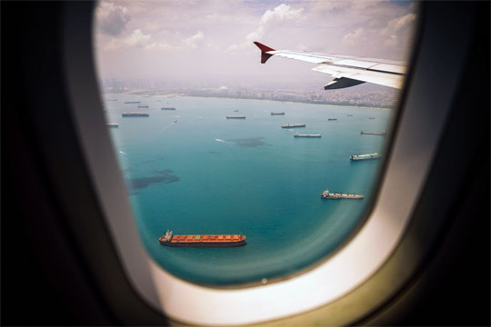 perspectiva aérea do transporte marítimo, tirada da janela de avião